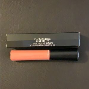 MAC MINERALIZED lipgloss in MODEST